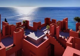 La escalera roja en la que se inspiró 'El juego del Calamar' está en un pueblo de la costa de Alicante