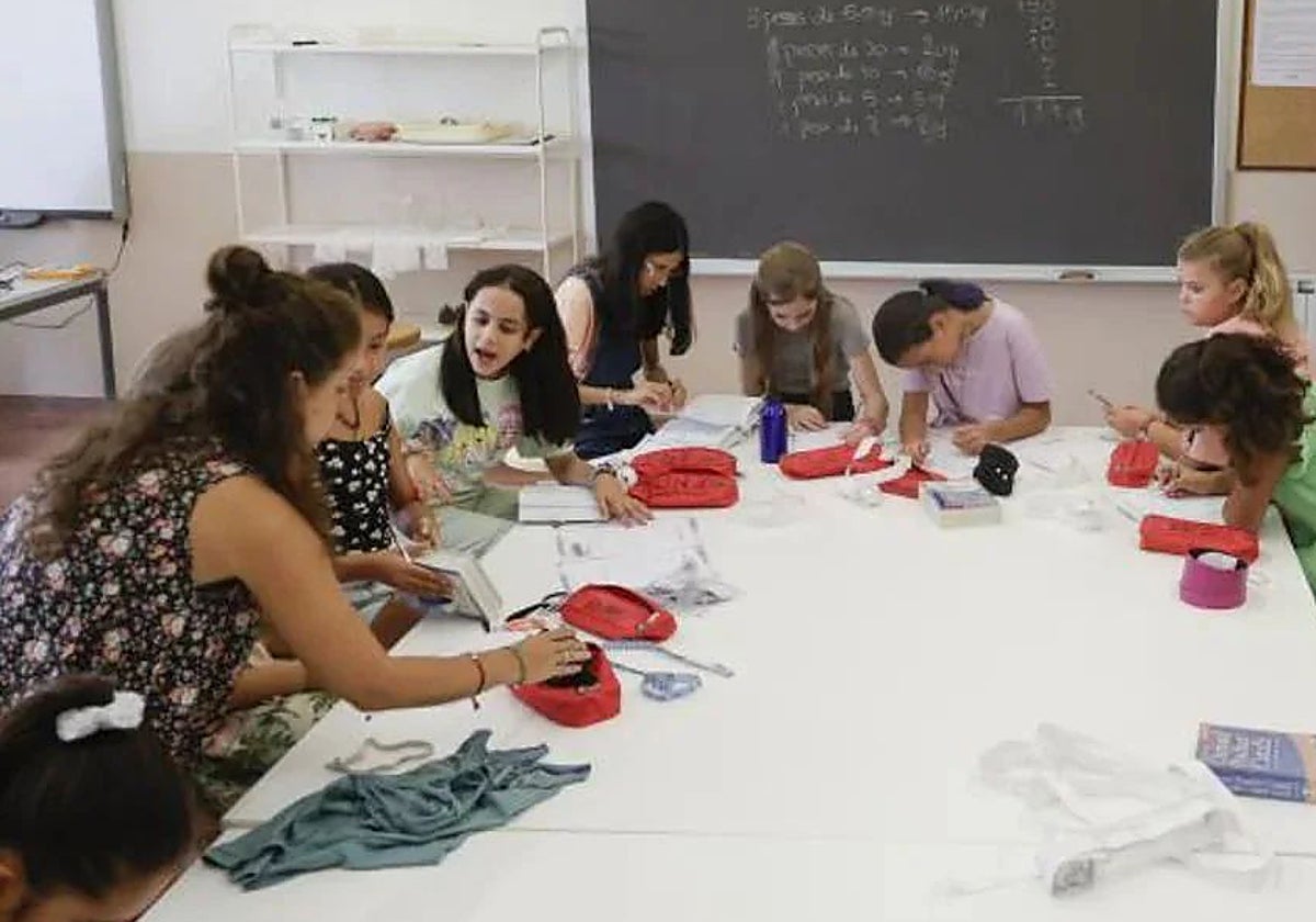 Alumnos de Primaria trabajando en el aula