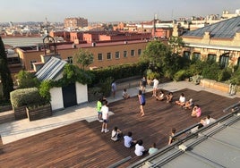 La Casa Encendida estrena su oasis veraniego en Madrid: cine, música y campamentos en la azotea