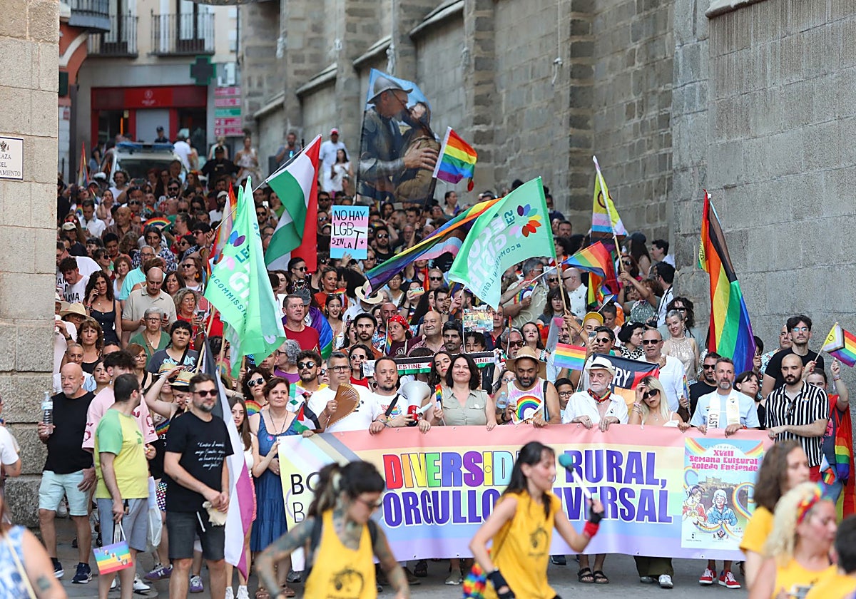 La marcha del Orgullo por Arco de Palacio en su recorrido hacia la plaza del Ayuntamiento