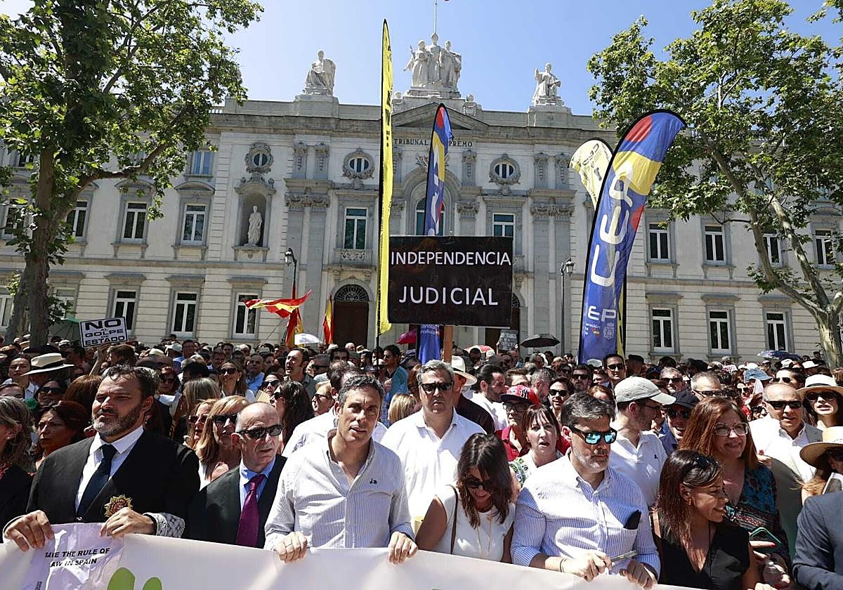Algunos de los concentrados frente al Tribunal Supremo clamando por la independencia de la Justicia
