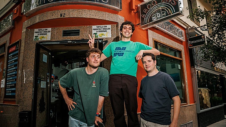 Emilio Soriano, Gonzalo Boatas y Jaime Sánchez, integrantes de Karavana, frente al Bar Arco Iris, en la plaza de Olavide