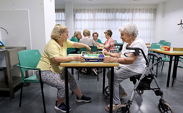 Imagen principal - Usuarias del centro municipal de Huerta de la Reina y Tablero