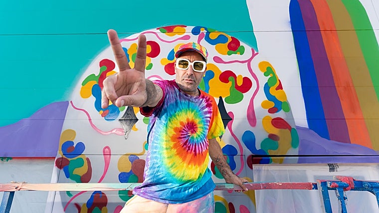 Okuda posa para ABC junto al mural que diseña en Marconi