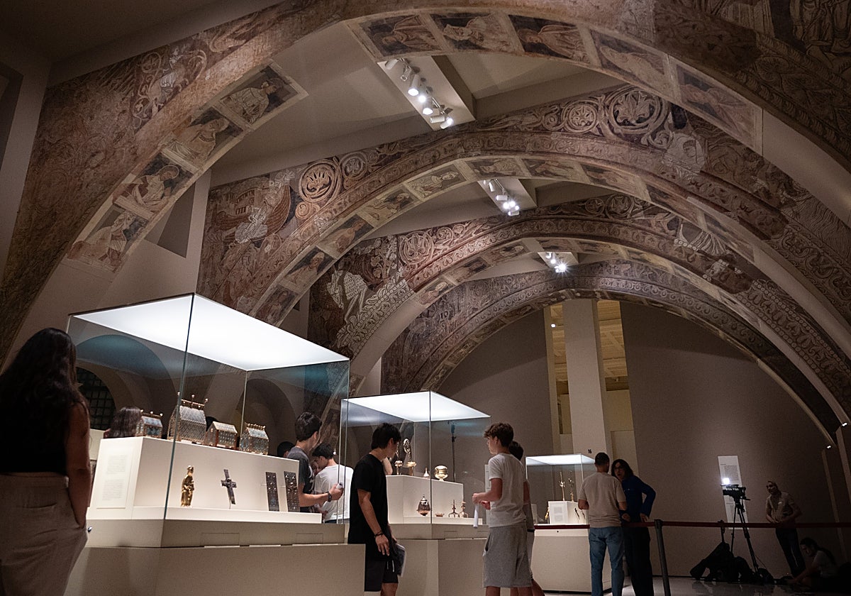 Las pinturas murales de Sijena tal y como están expuestas en las salas 16 y 17 del MNAC