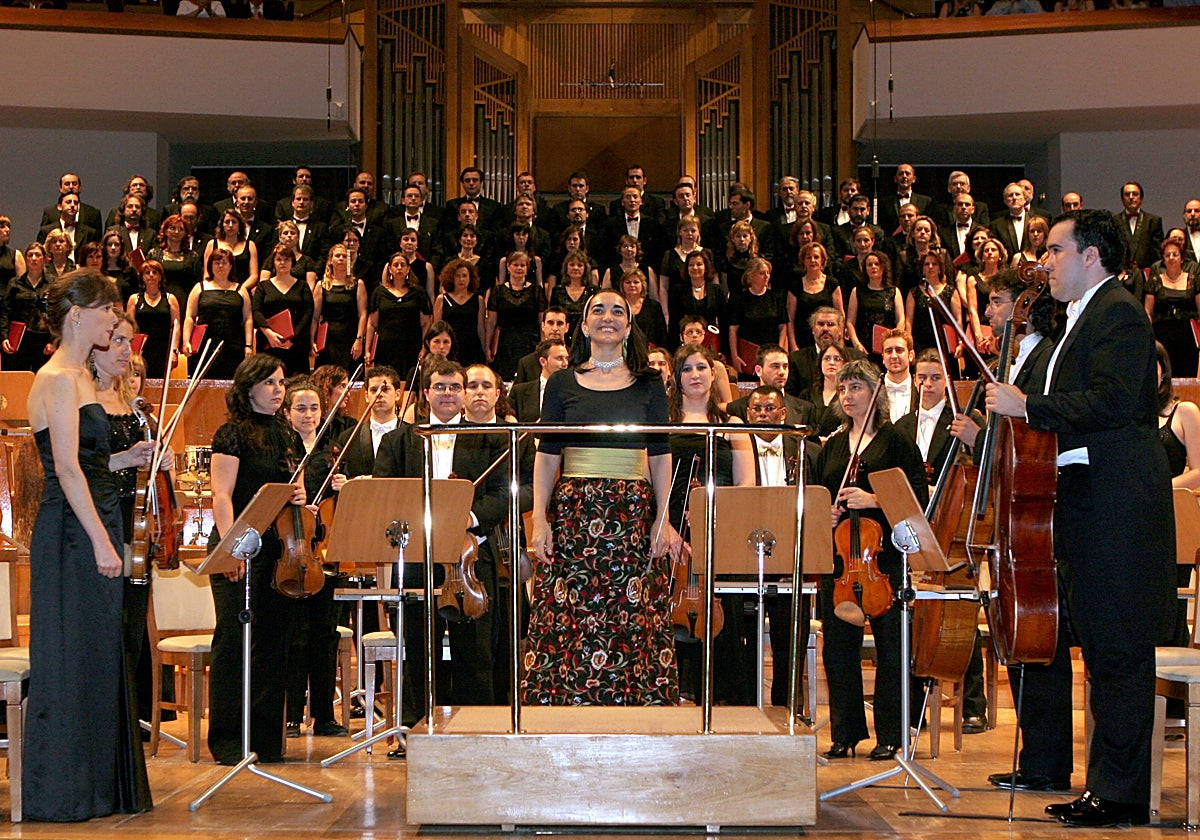 La directora Silvia Sanz, junto a la Orquesta Metropolitana y el Coro Talía