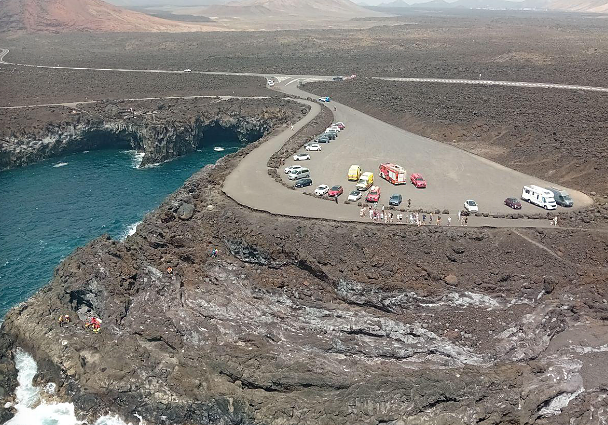 El helicóptero rescata a un hombre que cayó varios metros en una zona de rocas en Lanzarote