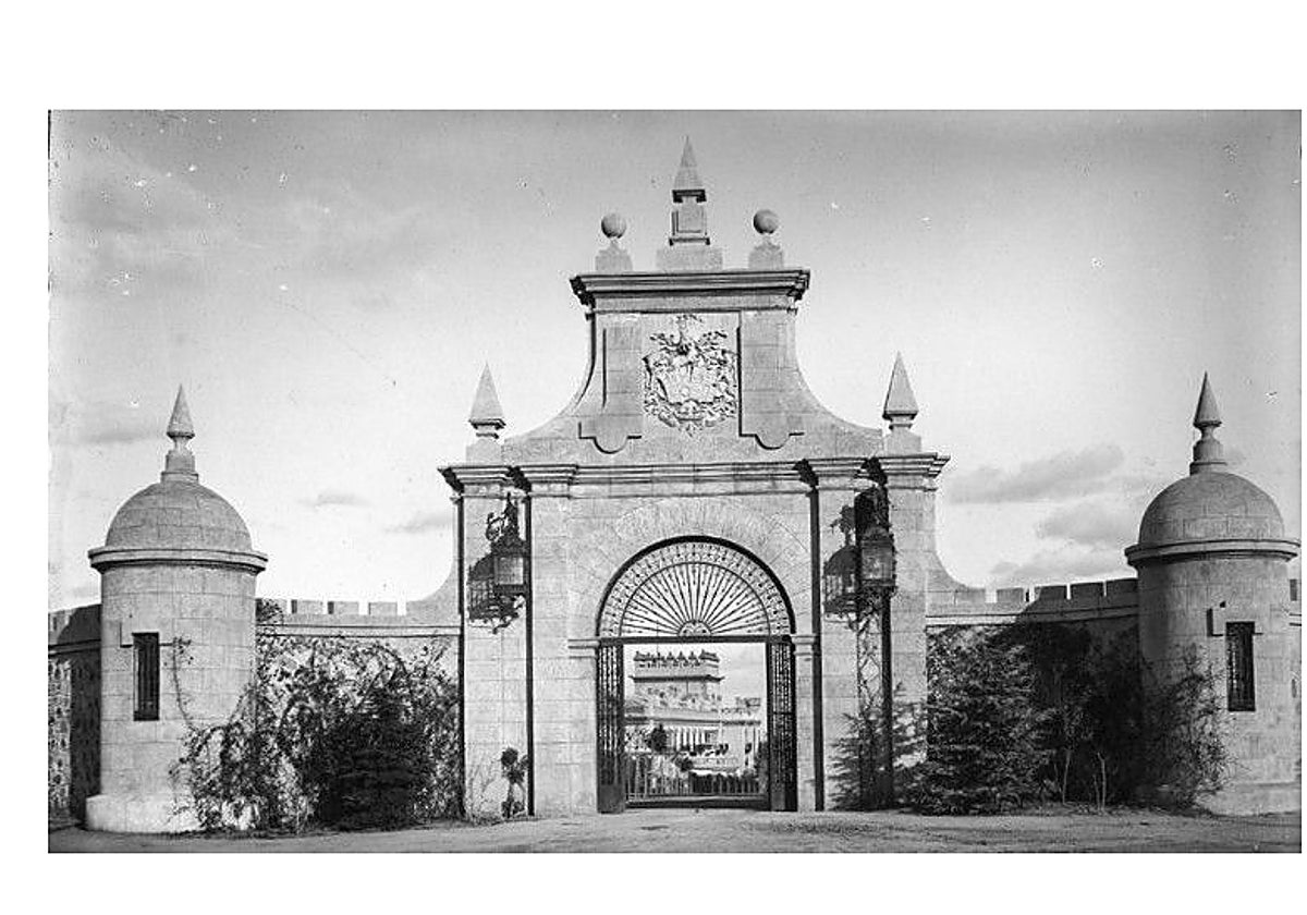 Entrada monumental al palacio de la Sisla con la verja de Julio Pascual y los emblemas de las armas del matrimonio Pelizaeus. IPCE, Fotografía del conde de Polentinos (ca. 1925)