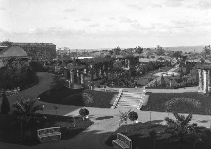 Vista del “jardín español” que diseñó Cecilio Rodríguez en el espacio que ocupó la antigua capilla gótica de los jerónimos. Incluyó bancos de cerámica, pérgolas, fuentes y un cenador. En 1914 fue nombrado jardinero del Retiro de Madrid y, en 1924, fue designado Jardinero Mayor de la Villa. IPCE. Fotografía del conde de Polentinos (ca. 1925)