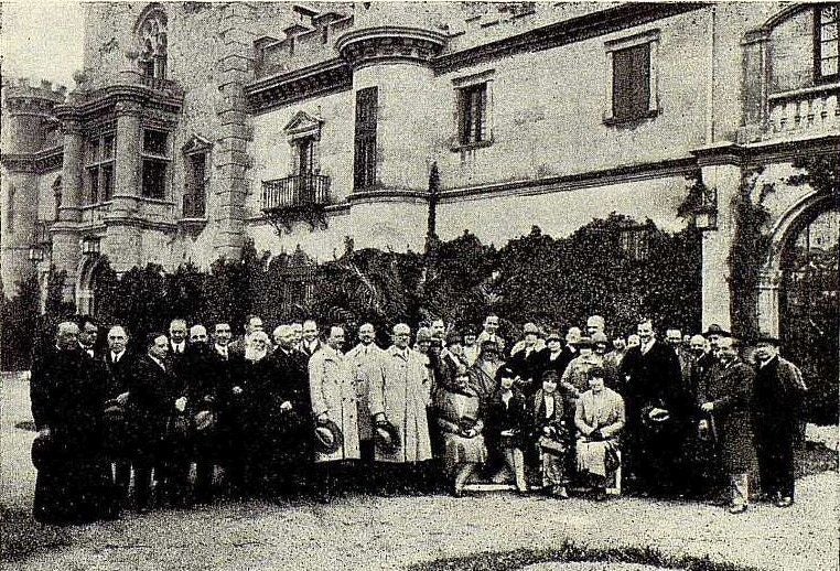 En el primer tercio del siglo XX, la Sisla fue una confortable residencia campestre. Primero, los condes de Calvijo y después, los señores de Pelazeus, invitaron a sus aristocráticas amistades. También pasaron políticos, artistas y personajes de la vida española. En la foto tomada por Pablo Rodríguez visita de la Sociedad Española de Excursiones. Toledo. Revista de arte, 1928, núm. 255