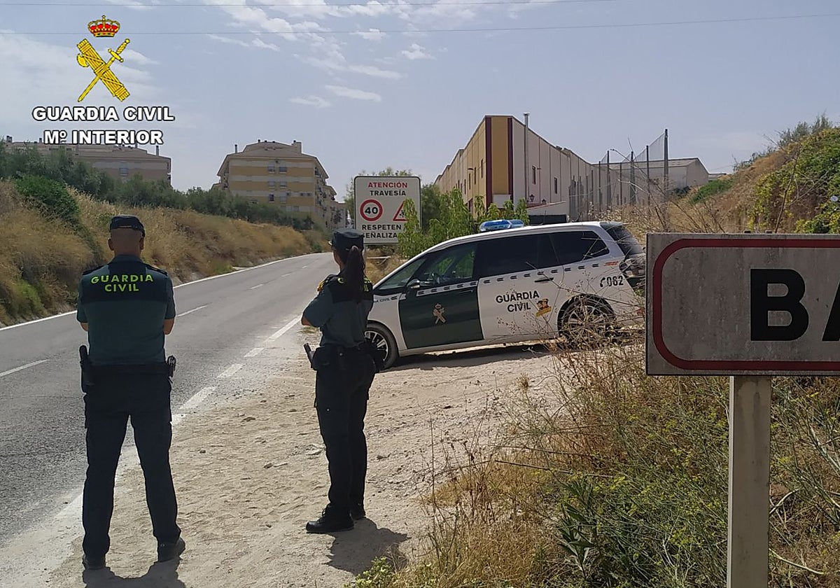 Dos agentes de la Guardia Civil a la entrada de la localidad de Baena en la provincia de Córdoba