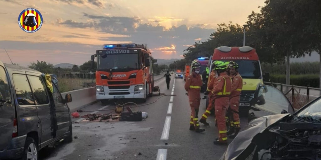Dos muertos en un fuerte choque frontal entre coches en la localidad ...
