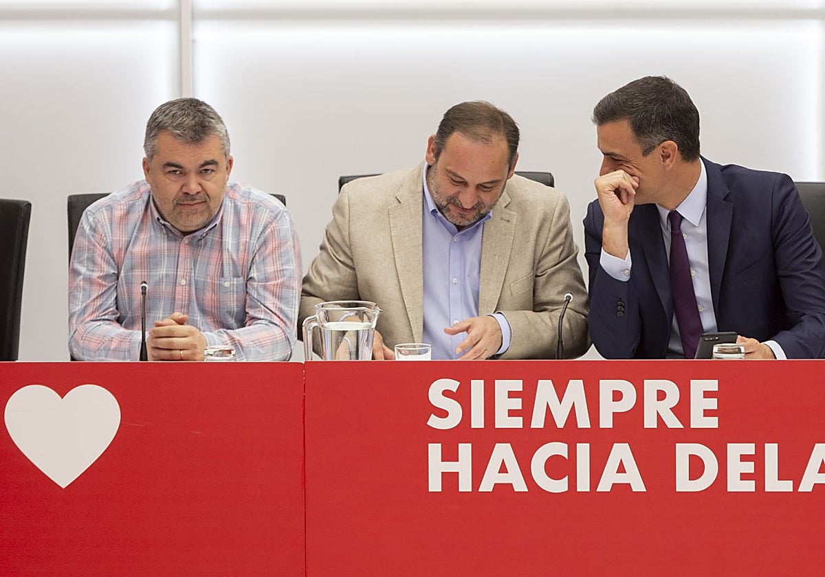 Cerdán y Ábalos, los dos últimos 'tres' del PSOE, con Sánchez