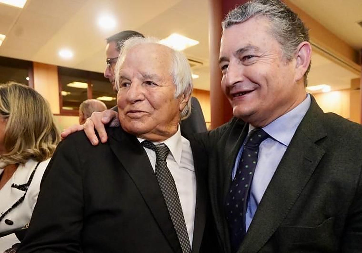 Manuel Benítez 'El Cordobés' y el consejero de Presidencia Antonio Sanz el pasado mes de marzo