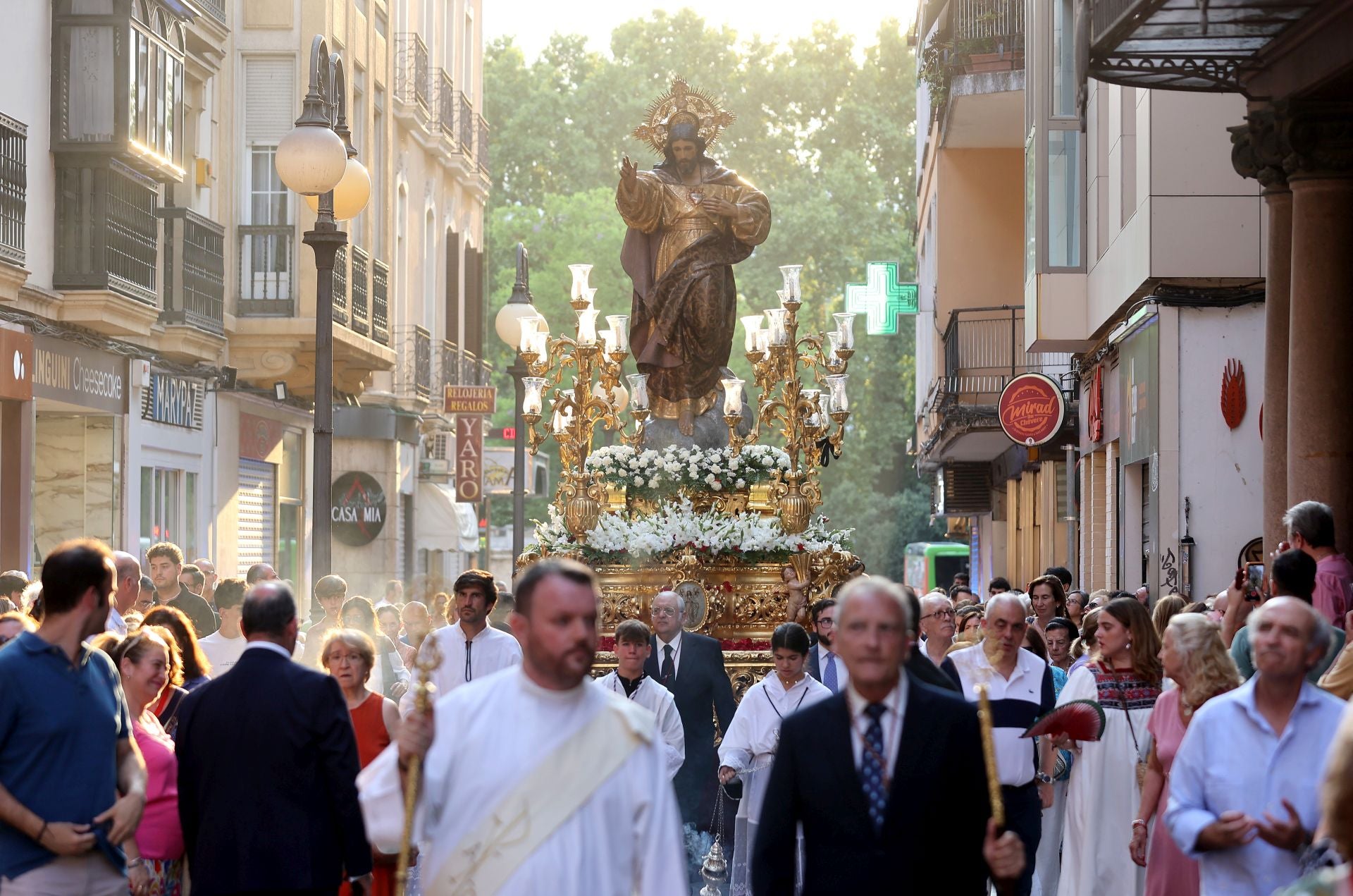 La procesión del Sagrado Corazón de Jesús por el Centro de Córdoba, en imágenes