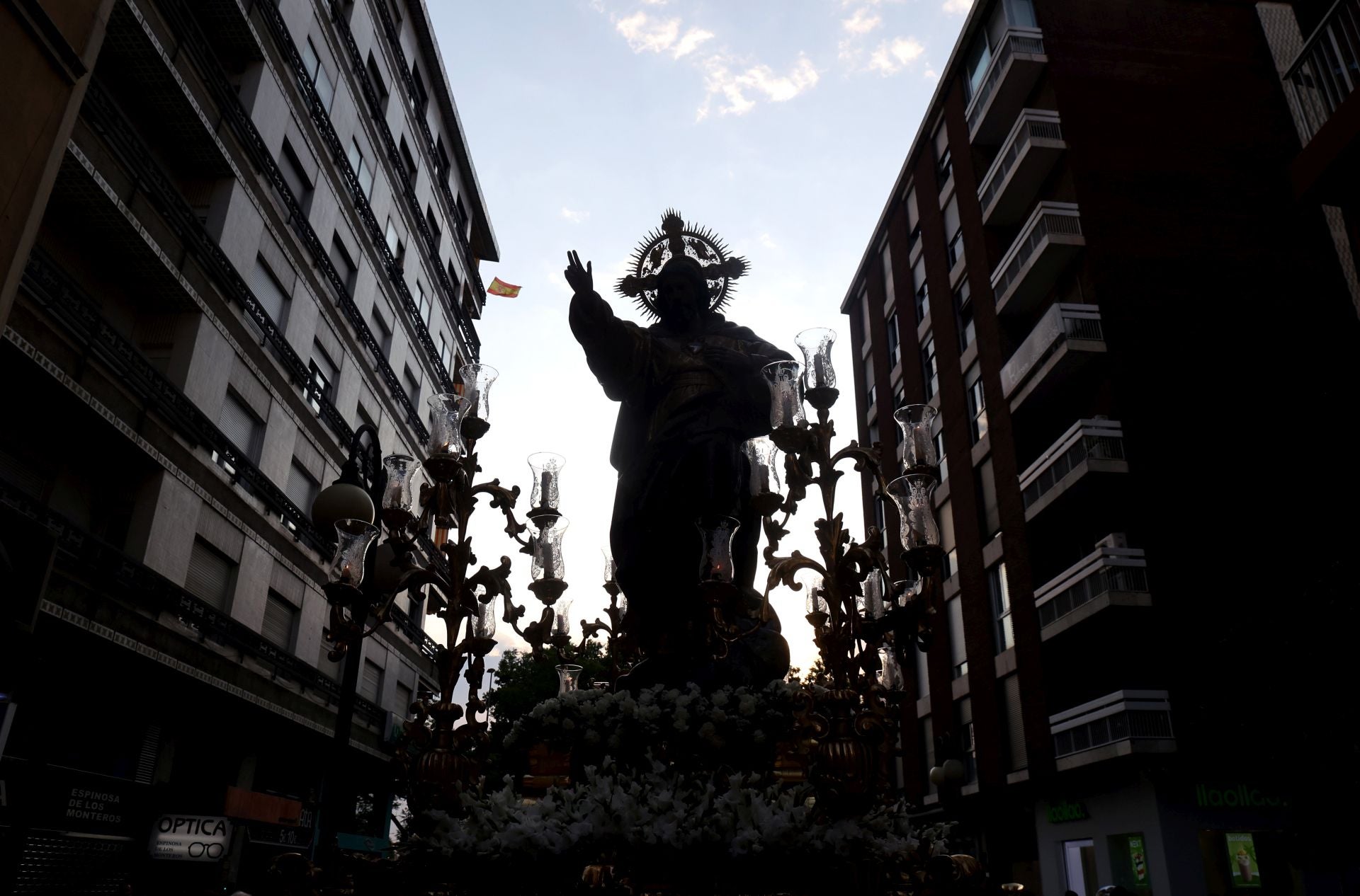 La procesión del Sagrado Corazón de Jesús por el Centro de Córdoba, en imágenes