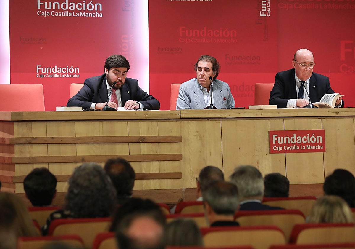 Sánchez Magro presentó el libro esta semana en Toledo. En la imagen, entre José María San Román padre e hijo