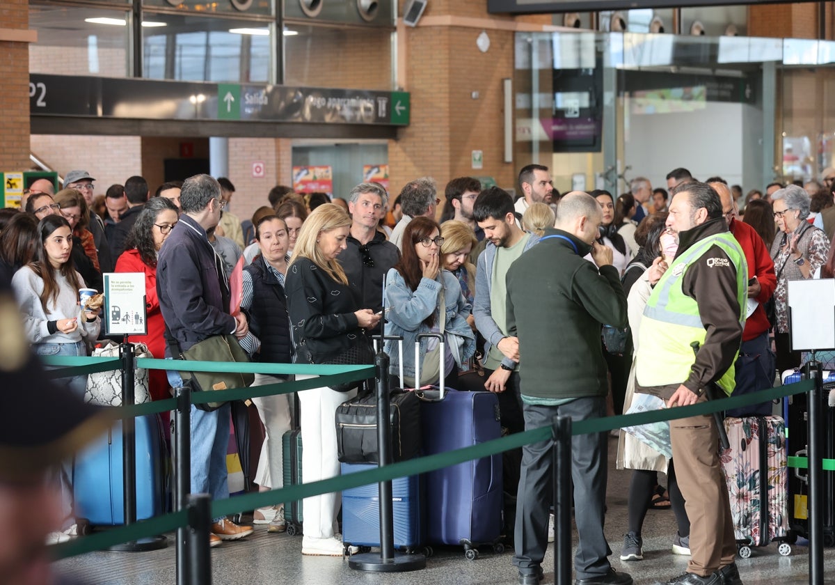 Pasajeros esperan en la zona de entrada a los andenes de la estación de Córdoba