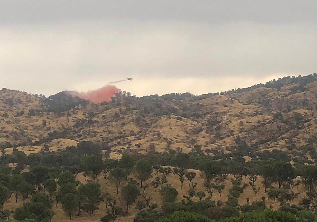 Helicóptero del Infoca en la extinción del incendio en Andújar