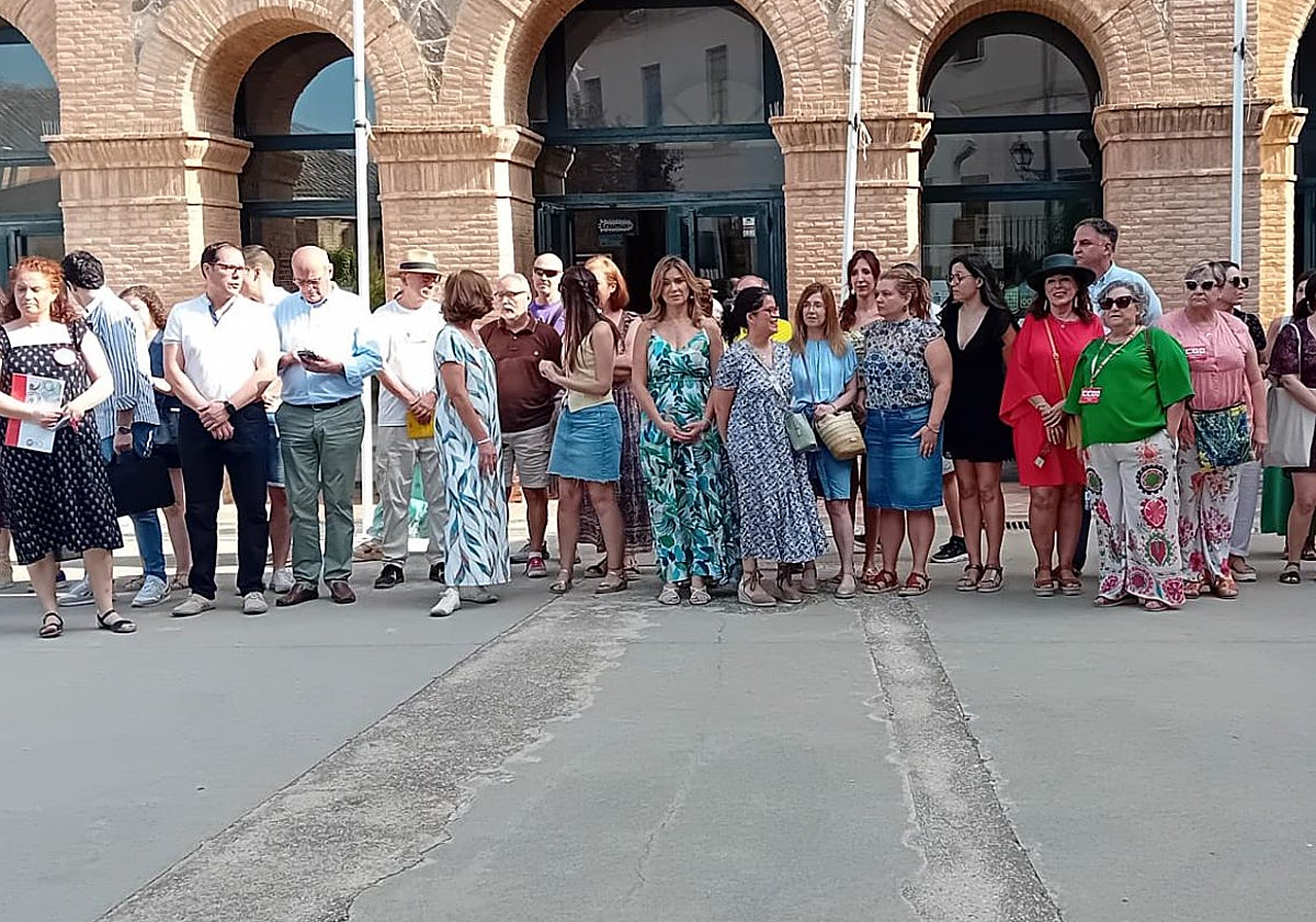 Alumnos y docentes manifestándose contra los recortes en en el patio de la EOI