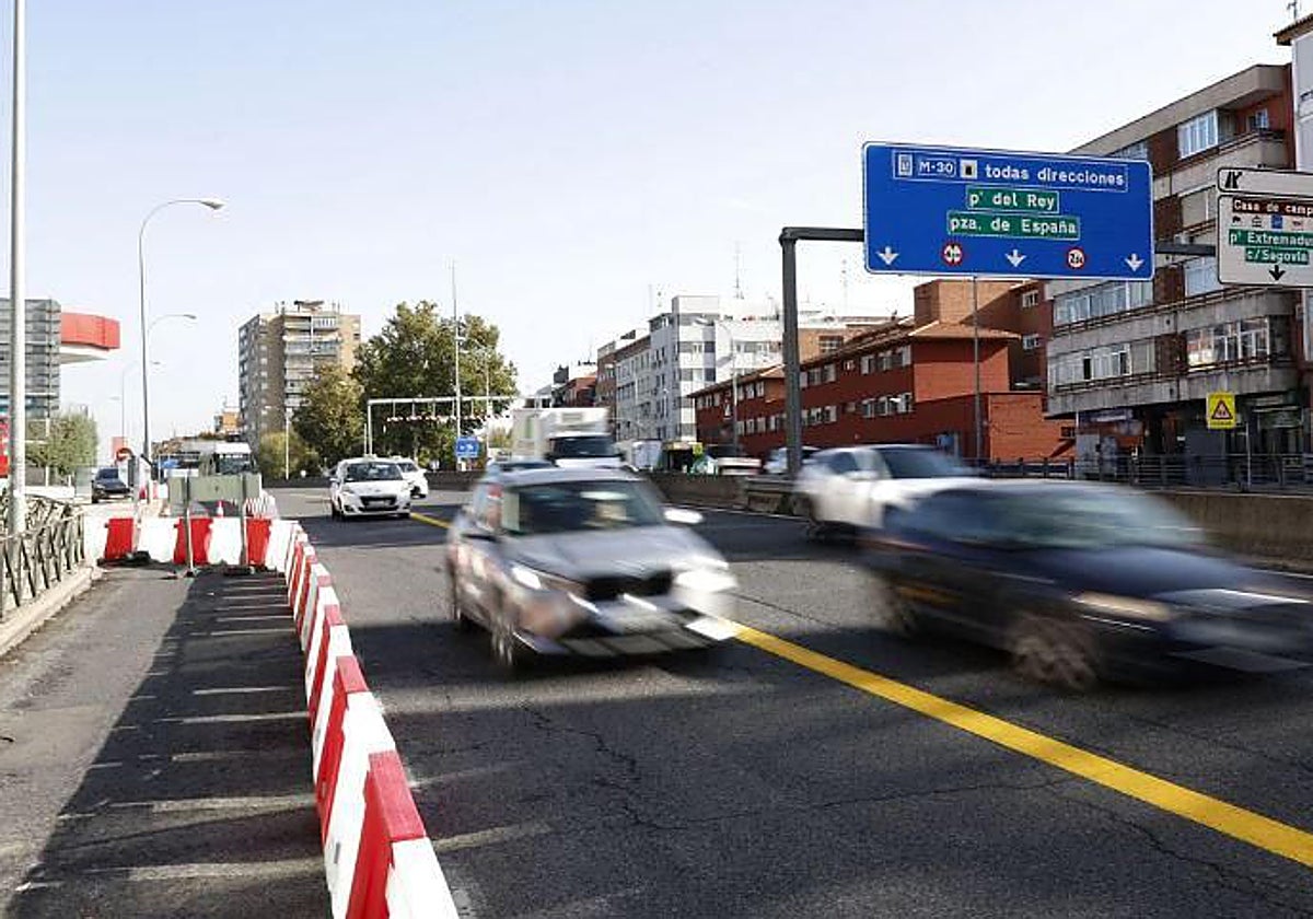 Vehículos circulando por la A-5, con las obras de soterramiento ya iniciadas