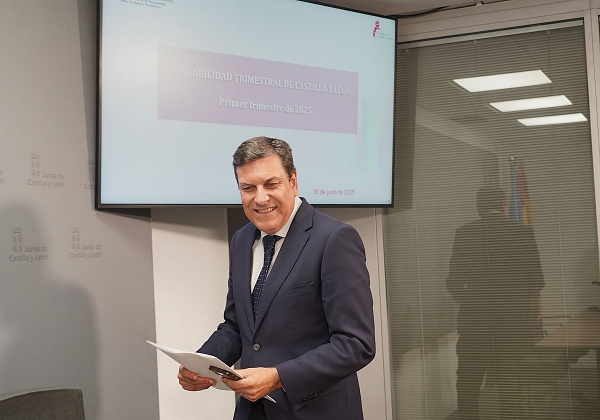 El consejero de Economía y Hacienda, Carlos Fernández Carriedo, presenta los datos de contabilidad regional