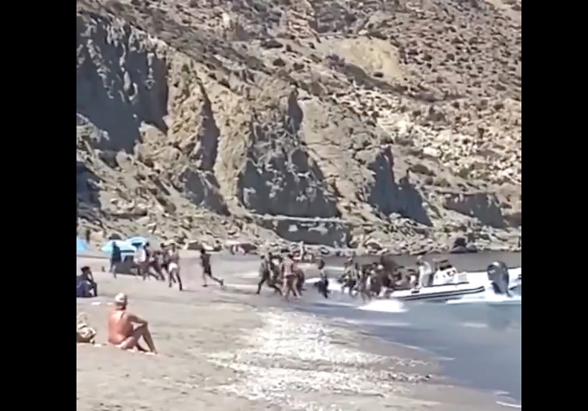 Imágenes del desembarco de los inmigrantes en una playa de Carboneras en Almería