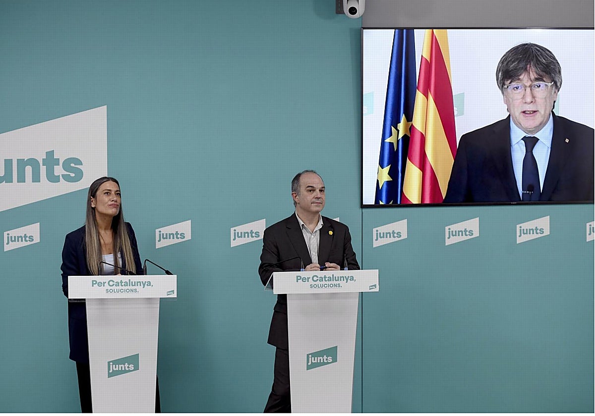 Míriam Nogueras y Jordi Turull, con Carles Puigdemont en el plasma