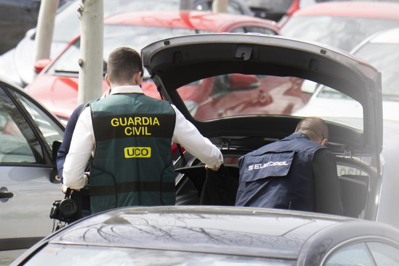 Agentes de la Guardia Civil y Europol