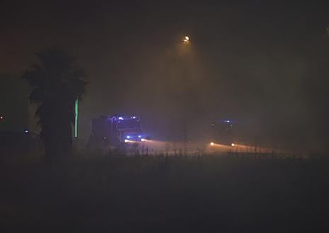 Imagen secundaria 1 - Los efectivos del SEIS están haciendo frente a un incendio de envergagura en el complejo medioambiental de Sadeco (imagen superior). Los bomberos municipales están desplagados (imagen inferior izquierda) en una condiciones difíciles. de noche, con viento y en un clima muy seco. Las columnas de humo son visibles en la zona (imagen inferior derecha)