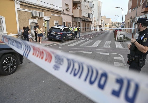 Agentes de Policía Nacional junto a la vivienda de la mujer víctima de violencia de género en Almería