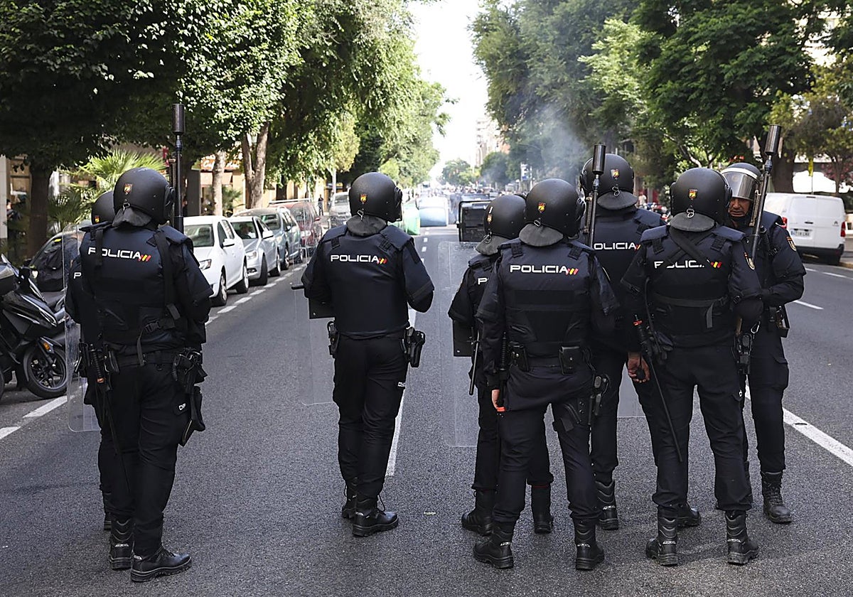 Agentes de la Policía Nacional en  la huelga del metal