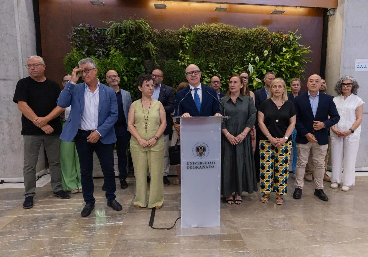 El rector de la UGR, Pedro Mercado, y su equipo de gobierno, hoy en Granada