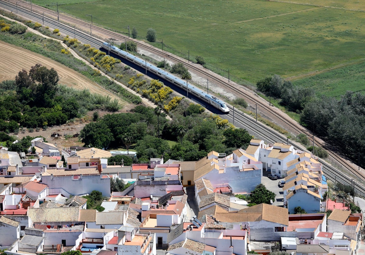 Un AVE a su paso por la localidad cordobesa de Almodóvar cerca del punto de la avería