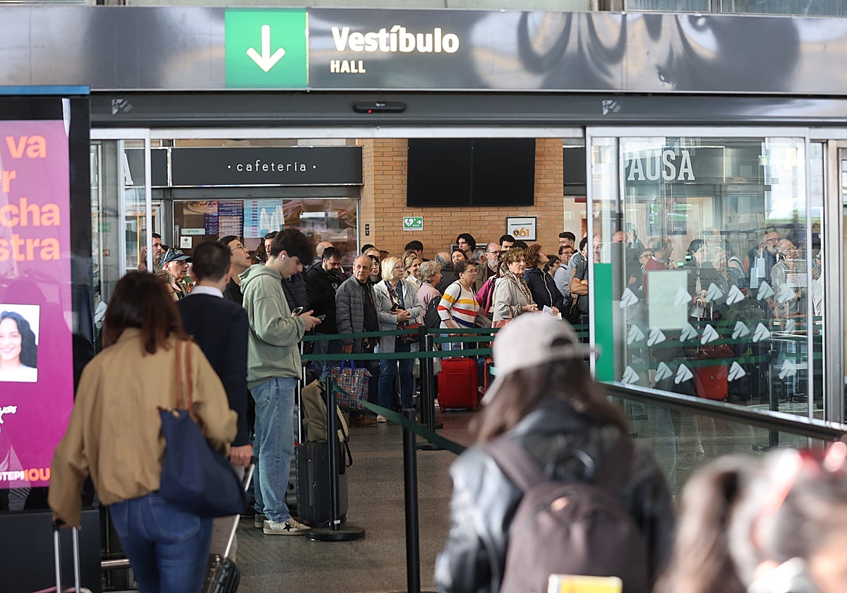 Pasajeros en el vestíbulo de la estación de tren de Córdoba