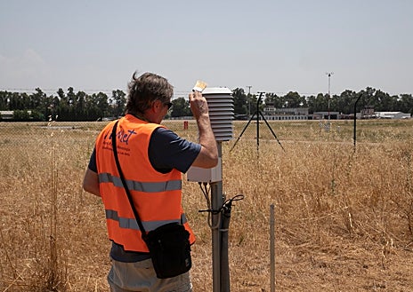 Imagen secundaria 1 - A diferencia de los hitos urbanos donde un termómetro gigante enclaustrado en plástico al sol de plano arroja temperaturas que en el caso de Córdoba suelen ser escandalosas en muchos momentos del veranlo (hasta 50 grados), el sistema del Observatorio del Aeropuerto de Córdoba, el oficial para dar la temperatura a la Aemet, trabaja con soportes de 1,20 de altura metidos en carcasas con rendijas para que entre el aire y no le dé directamente el sol.