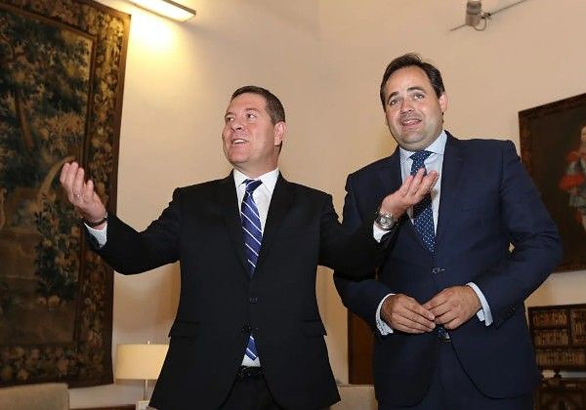Foto de archivo del presidente de Castilla-La Mancha, Emiliano García-Page, y el presidente regional del PP y líder de la oposición, Paco Núñez, en el Palacio de Fuensalida