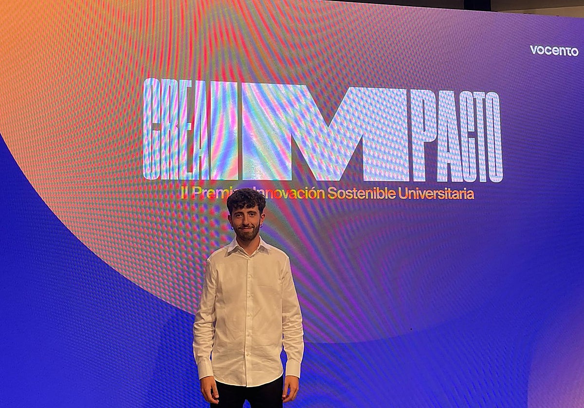 Pablo Páramo en la recogida del premio de CreaImpacto 2025