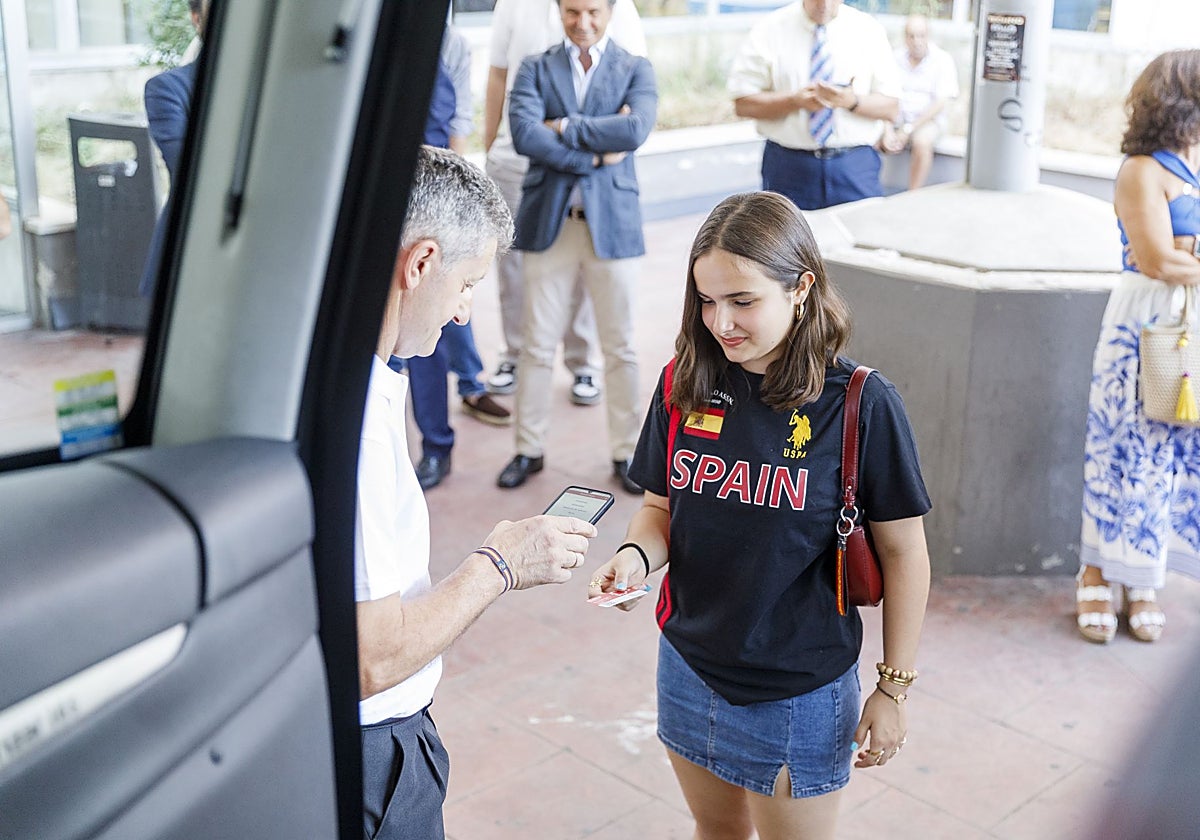 Una menor sube al autobús, ya gratis, en Segovia