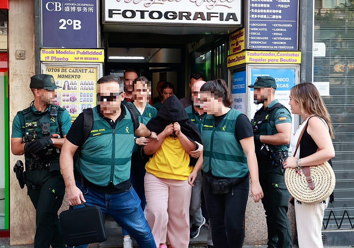 Los agentes sacan detenida a Erika de su casa, en la avenida de la Albufera