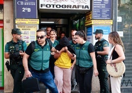 Detenida la madre de la bebé hallada muerta en un vertedero: encuentran restos de sangre en su piso de Vallecas