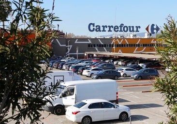 La Policía desaloja el poblado chabolista junto al Carrefour Zahira tras el incendio de un coche