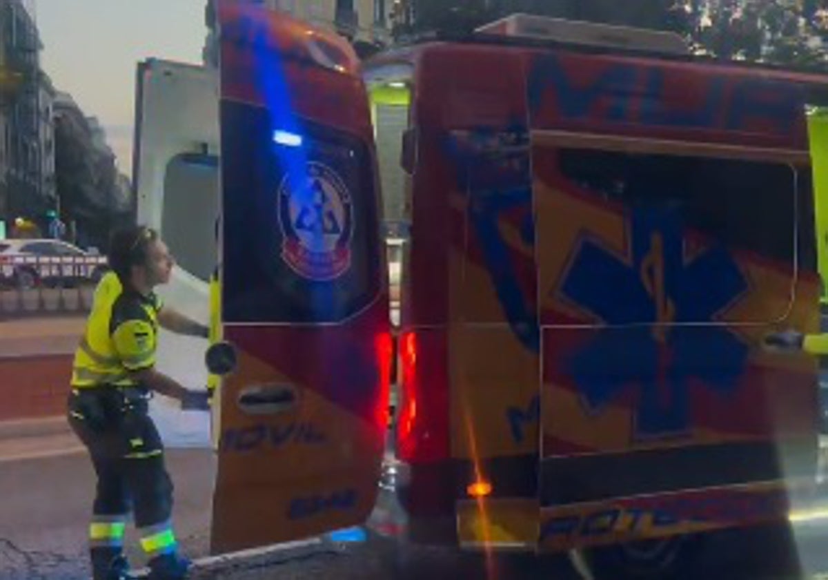 El Samur socorriendo al motorista atropellado