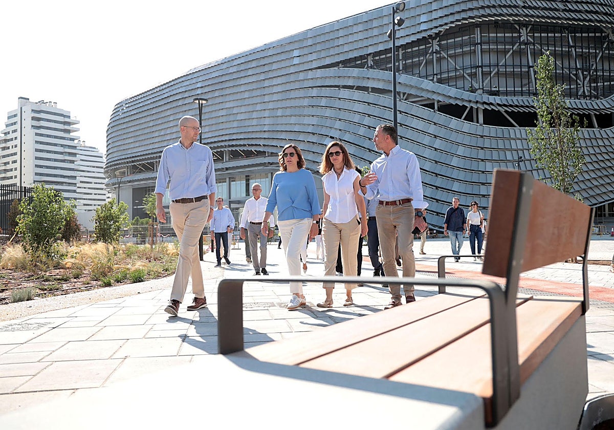 La alcaldesa de Valencia, María José Catalá, visita el nuevo parque junto al Roig Arena