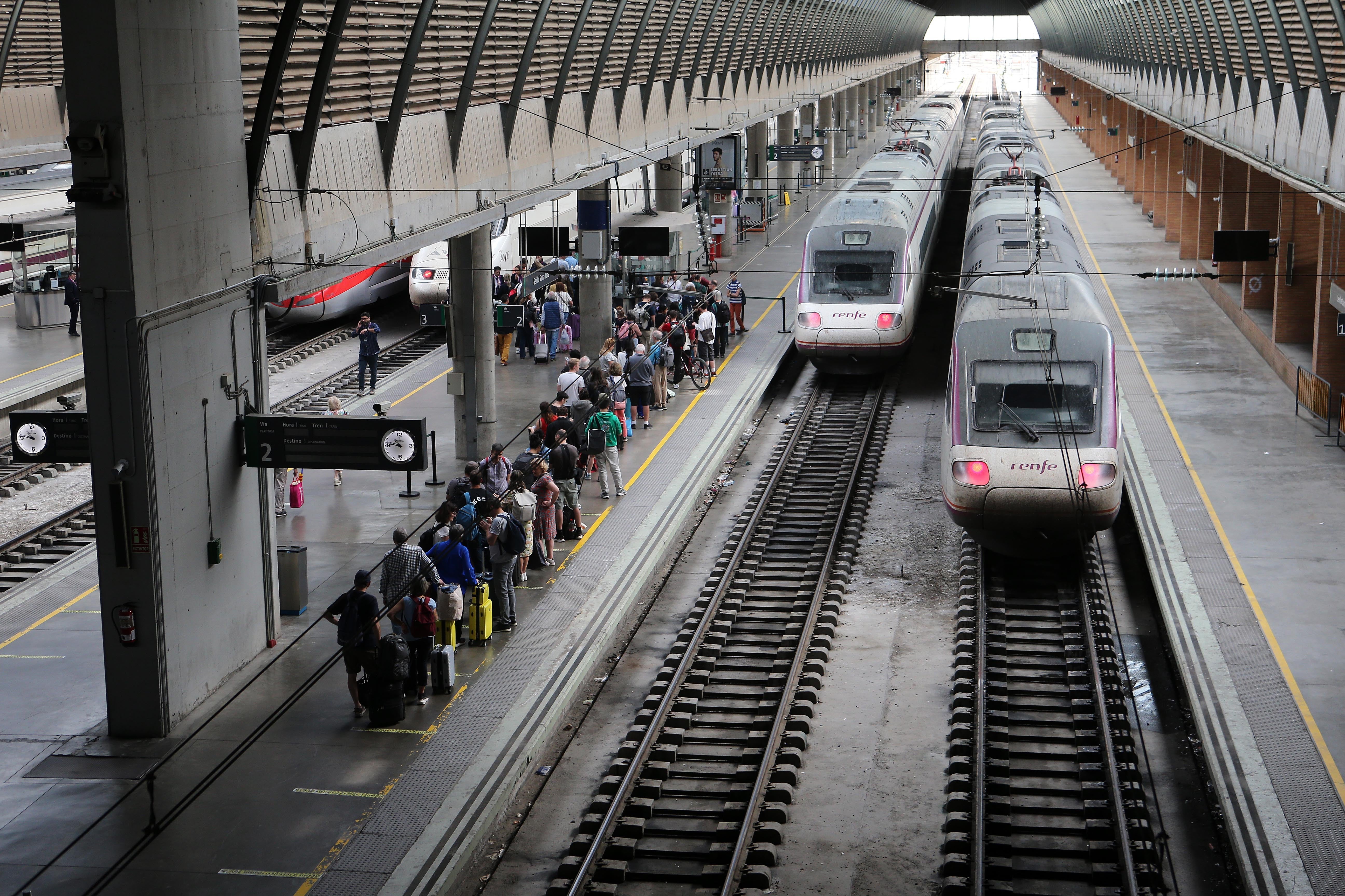 Nuevos caos ferroviario este martes: los trenes con origen o destino Sevilla y Madrid «no volverán a circular hasta nuevo aviso»