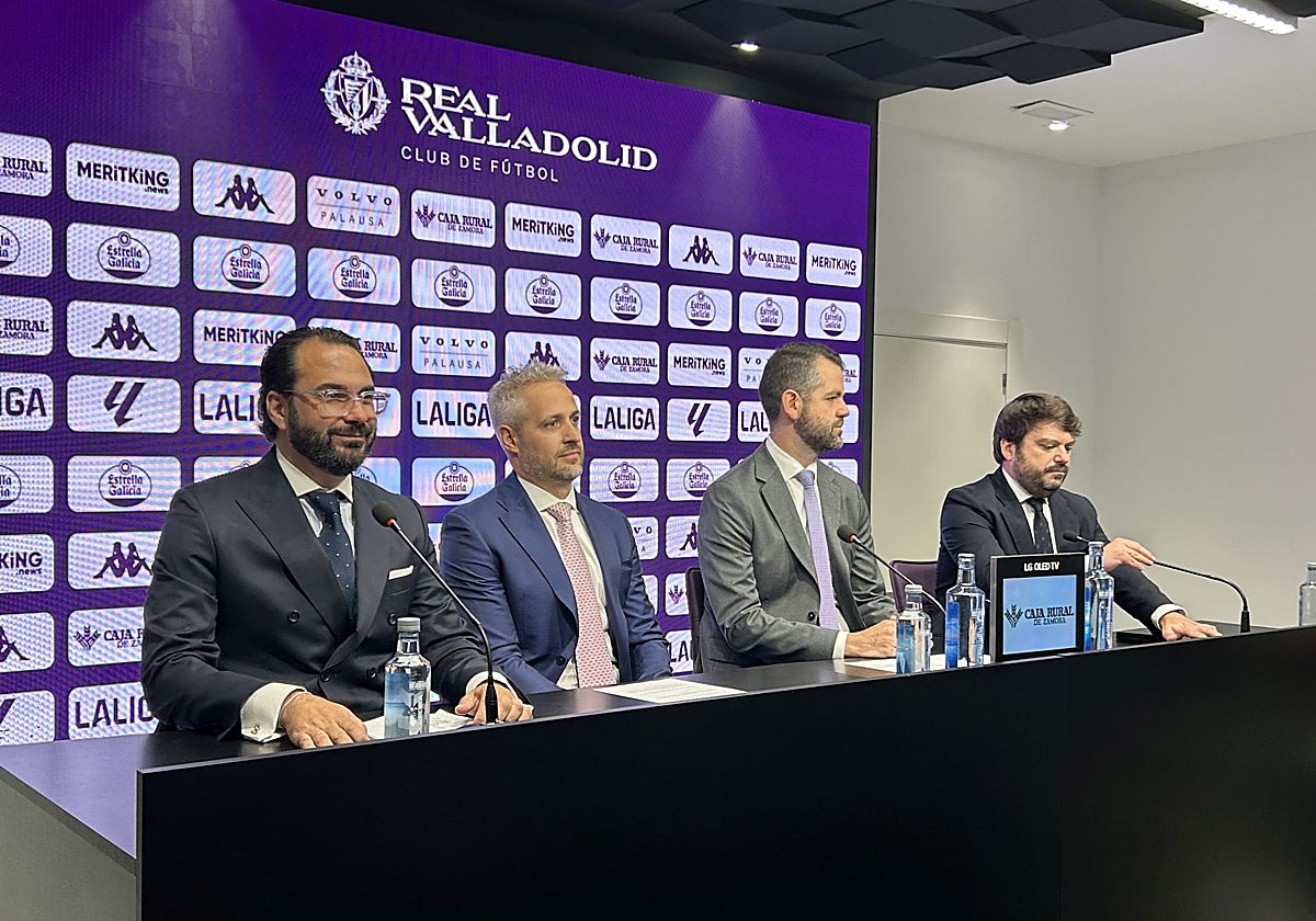 Rueda de prensa de presentación de la nueva propiedad del Real Valladolid, con Enrique Uruñuela y Gabriel Solares en el centro; y el nuevo director deportivo, Víctor Orta, a la izquierda.