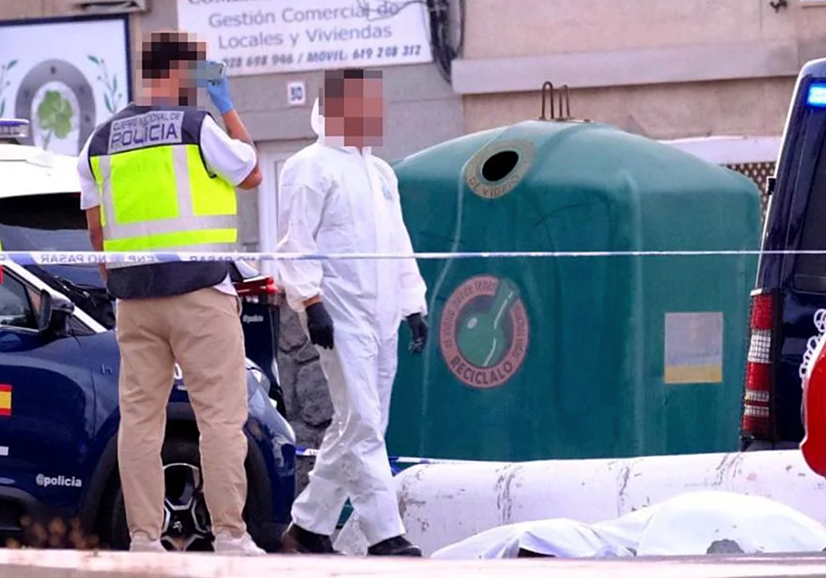 Cuerpo del fallecido en la calle tras el tiroteo