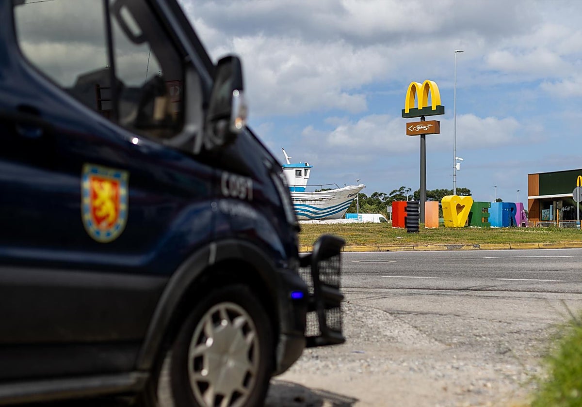 Una furgoneta de la Policía, este miércoles, en una de las entradas a Ribeira (La Coruña)