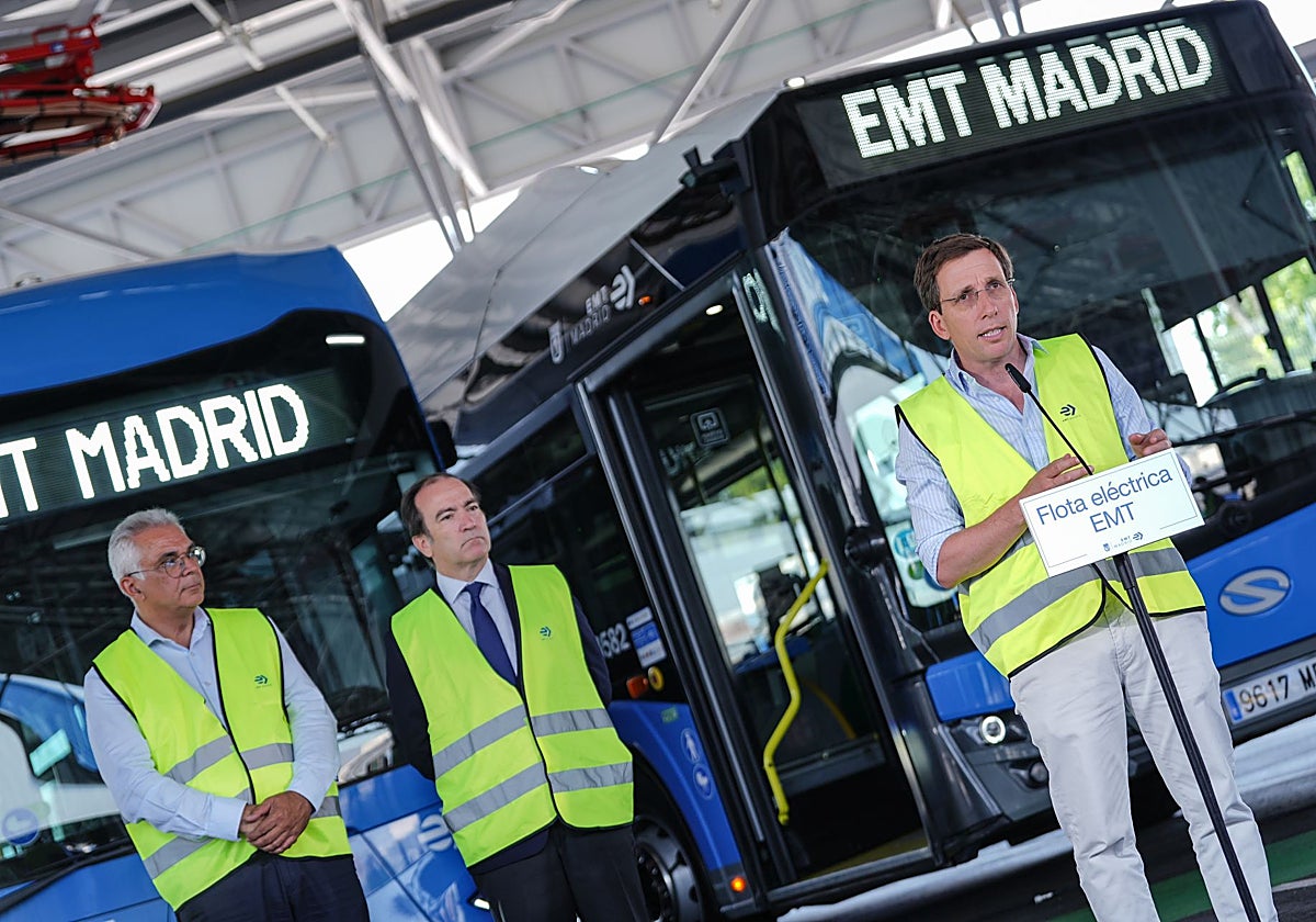 El alcalde de Madrid, José Luis Martínez-Almeida, en su visita al Centro de Operaciones de la EMT en Carabanchel