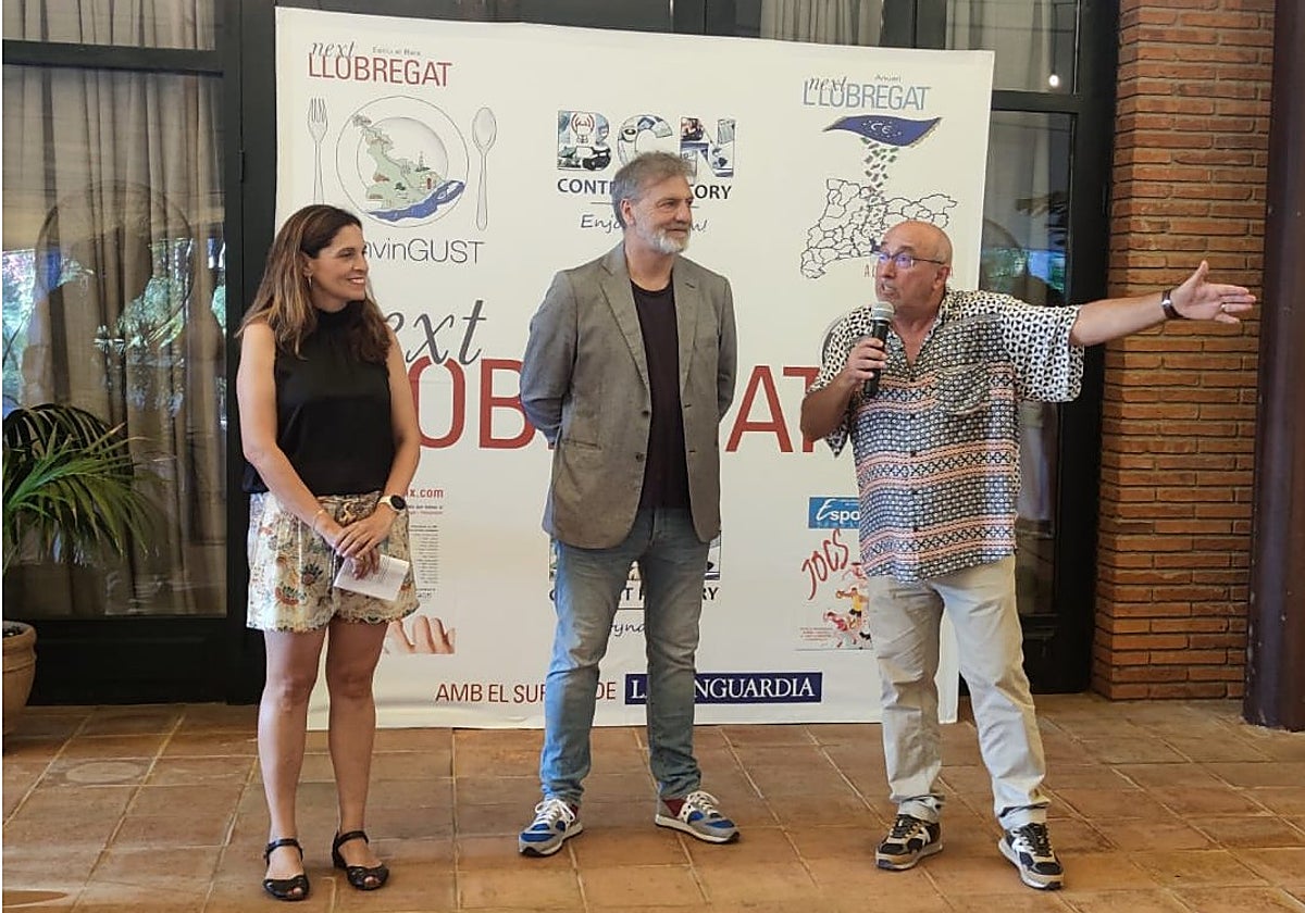 Presentación de la publicación Estiu al Baix 2025 en Catalina de Gavà Mar. De izquierda a derecha, Eva Martínez, presidenta del Consell Comarcal del Baix Llobregat; Isidre Casas, regidor de Turisme i Comerç de l'Ajuntament de Gavà, y Juan Carlos Valero, periodista y editor de BCN Content Factory